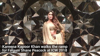 Скачать видео: ICW 2018 : Kareena Kapoor Khan wore a glittery Falguni Shane Peacock lehenga