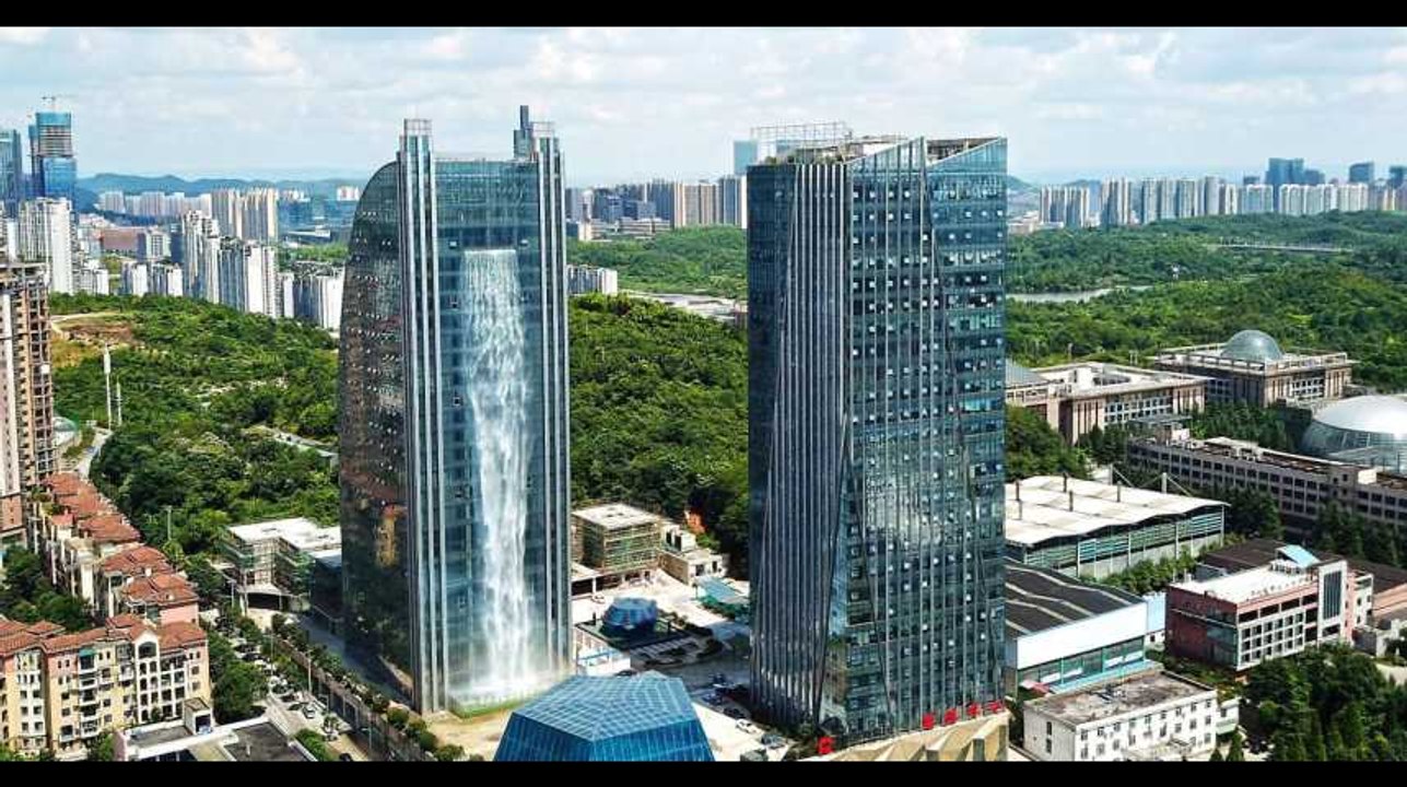 En Chine, un gratte-ciel improbable avec une cascade intégrée