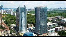 En Chine, un gratte-ciel improbable avec une cascade intégrée
