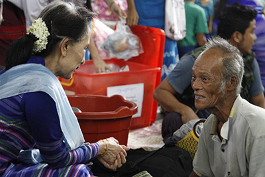 ေရေဘးသင့္ျပည္သူမ်ားထံ ေဒၚေအာင္ဆန္းစုၾကည္လာေရာက္ ေတြ႔ဆံု (႐ုပ္/သံ)