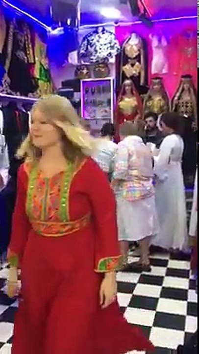 آلمانی ها‌ رفتن مغازه لباس فروشی افغانی برای خریدن لباس های محلی افغانی 