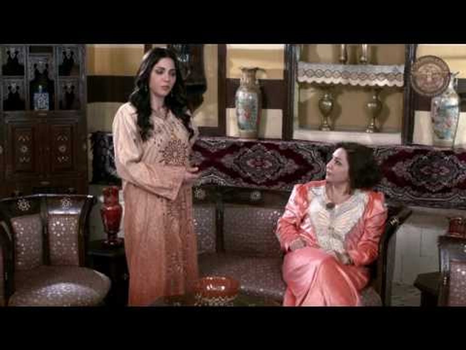 ام ادهم : لساتك واقفة على رجليكي ـ مقطع من مسلسل الخان - الجزء 1 ـ الحلقة 7