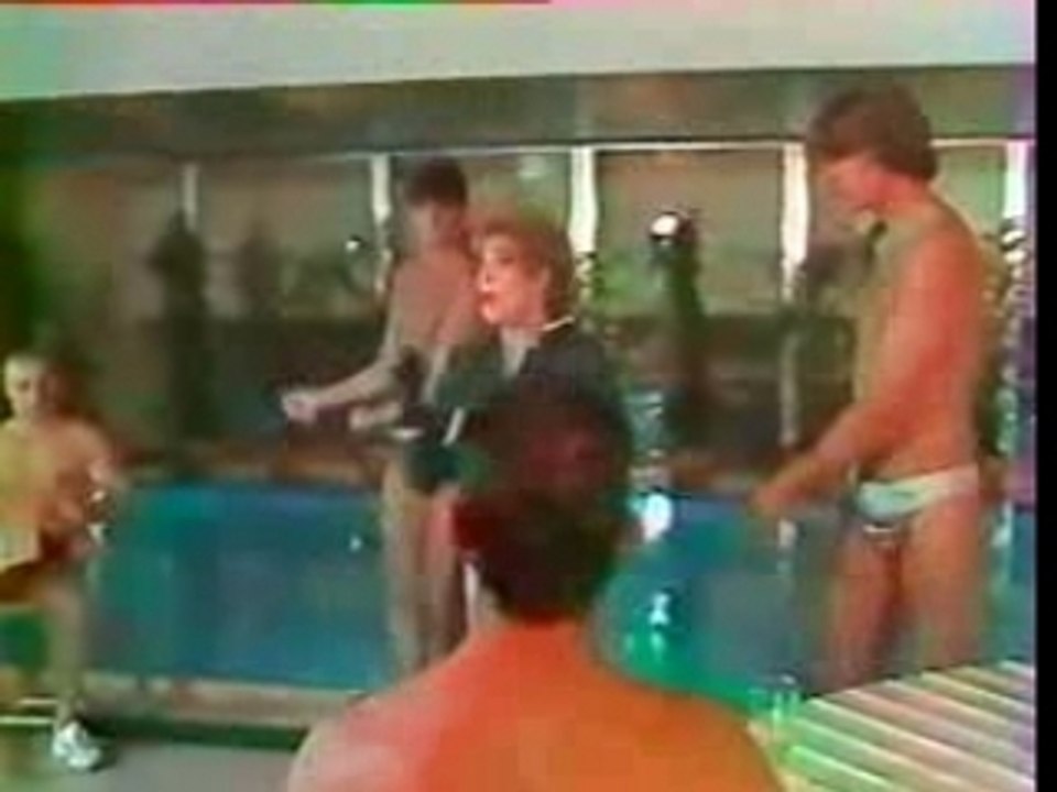 Mylène Farmer "Libertine à la Piscine"