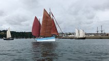 Temps fête à Douarnenez. Le Biche hisse les voiles