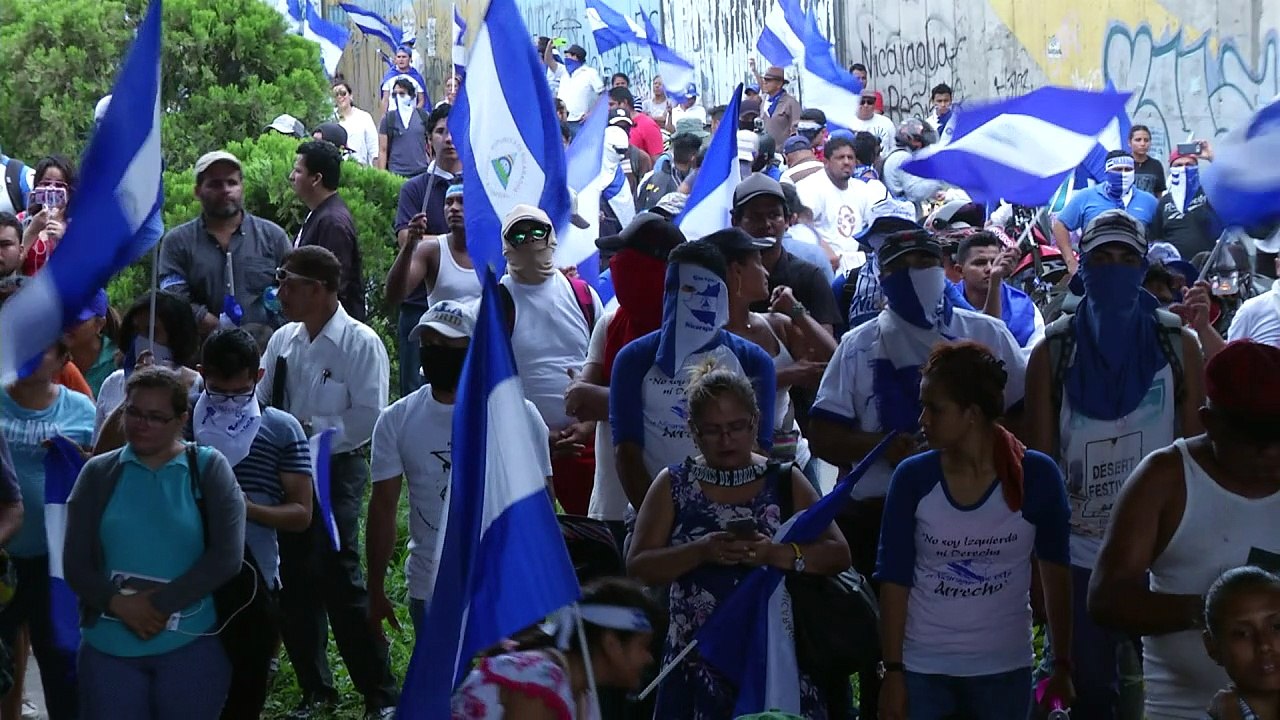 Estudantes comemoram 100 dias de protestos na N...
