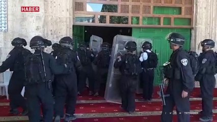 İsrail polisi Mescid-i Aksa'daki cemaate ses bombaları ile saldırdı
