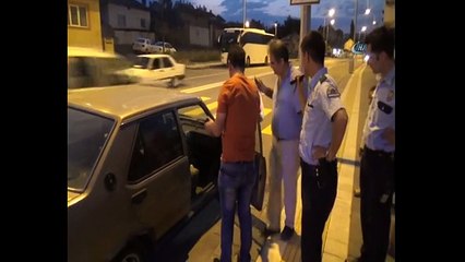 Otomobile giren yılanı biber gazıyla çıkardı