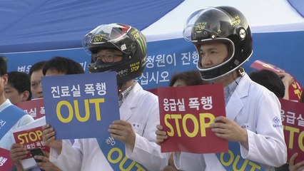 청진기 대신 오토바이 헬멧 쓰고 거리로 / YTN