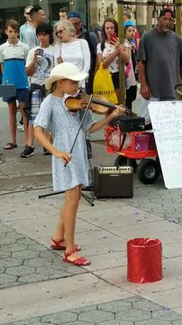 Une jeune fille joue du violon comme personne