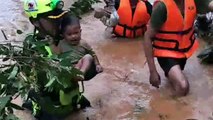 Rescatan a bebé de aguas torrenciales de Laos