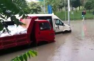 Gaziosmanpaşa'da Araçlar Suya Gömüldü