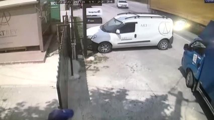 Télécharger la video: Trafik Kazası: 1 Ölü, 17 Yaralı - Güvenlik Kamerası