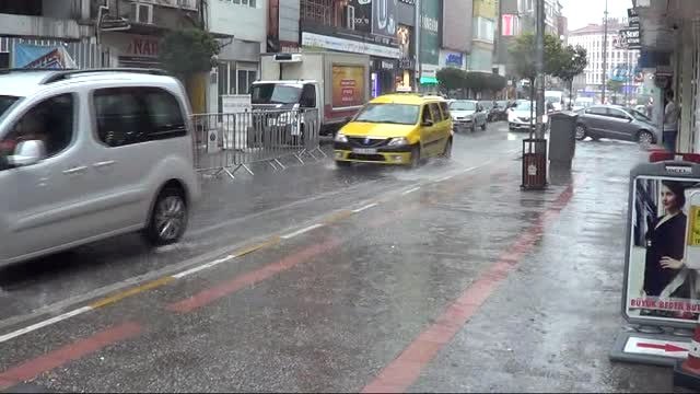 Balıkesir'de Sağanak Yağış Hayatı Felç Etti