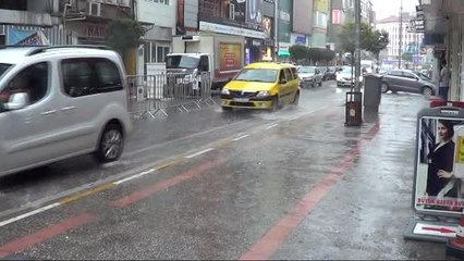 Balıkesir'de Sağanak Yağış Hayatı Felç Etti