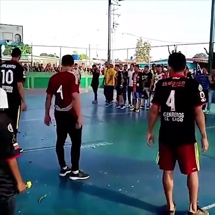 Ils font marquer un dernier but à leur ami décédé juste avant de l'enterrer. Emouvant