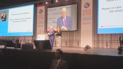 Grupo de prostitutas irrumpe durante el discurso de Clinton en Ámsterdam