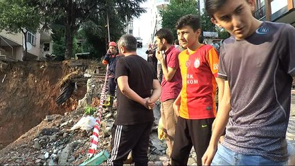 Tải video: Sancaktepe'de toprak kayması: 2 katlı bir binada göçme tehlikesi yaşanıyor