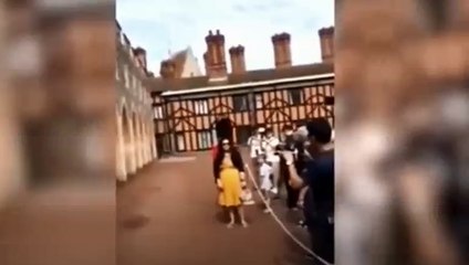 حرس ملكة بريطانيا يدفع فتاة بقوة أمام قصر وندسور