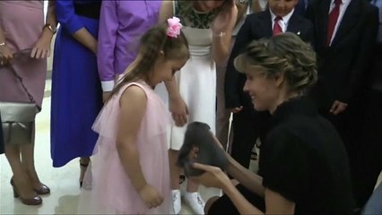 شاهد: أسماء الأسد تهدي قطة لابنة جندي روسي قُتل في سوريا