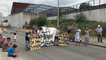 Les familles Roms expulsées d’un terrain bloquent une route à Nantes