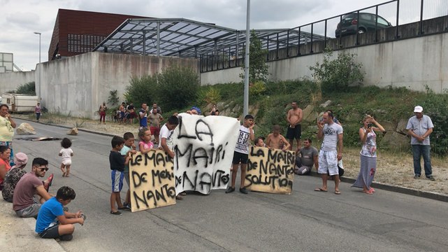 Les familles Roms expulsées d’un terrain bloquent une route à Nantes