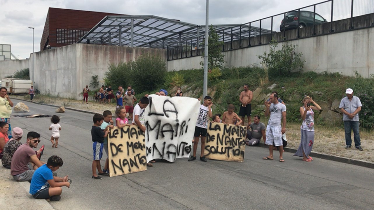 Les familles Roms expulsées d’un terrain bloquent une route à Nantes