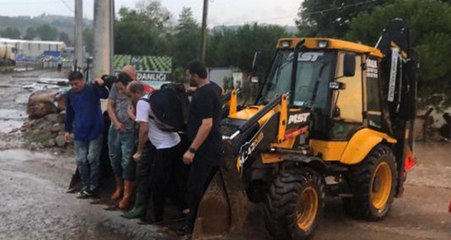 Kocaeli'de Selde Mahsur Kalan 9 Kişi Botlarla Kurtarıldı