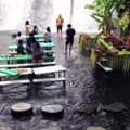 Manger les pieds dans l'eau en face d'une chute d'eau : restaurant incroyable