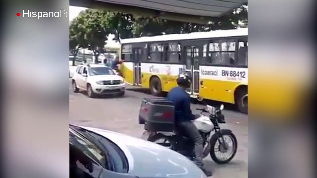 Spiderman viaja en transporte público