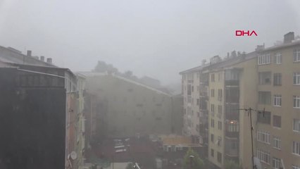 Kocaeli'de Sağanak Sele Döndü, 10 Kişi Mahsur Aldı