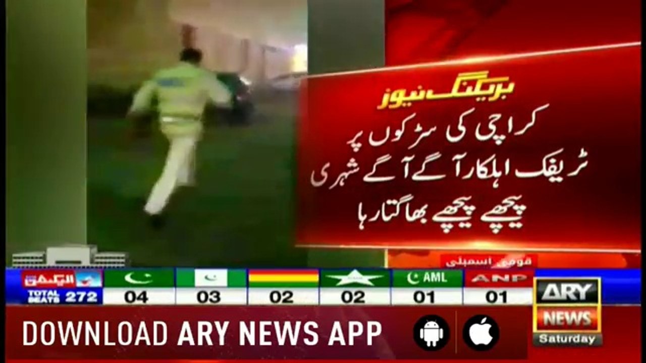 Traffic policeman runs away after taking 100 rupees bribe in Karachi