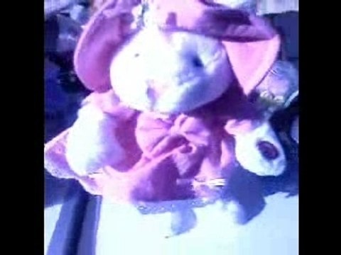 peluche automate lapin blanc avec robe rose ou bleus