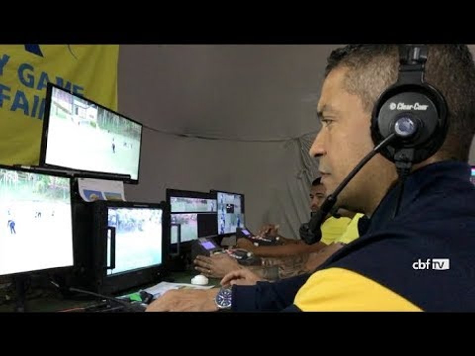 Árbitro de Vídeo (VAR): Alessandro Matos, 18 anos de FIFA, é um dos alunos do curso da CBF