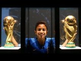 Estrela em comercial da Nike, Kauã Valente conhece o Museu Seleção Brasileira