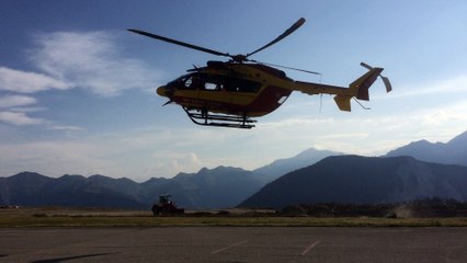 Arrivée de l’hélicoptère de la Sécurité Civile sur l'héliport de Courchevel