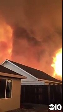Tornade de flammes en Californie dans un quartier résidentiel