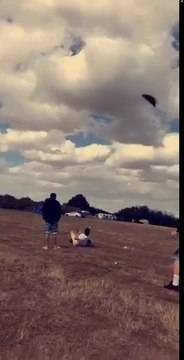 Traîné par son cerf volant sur 20 mètres en plein vent !