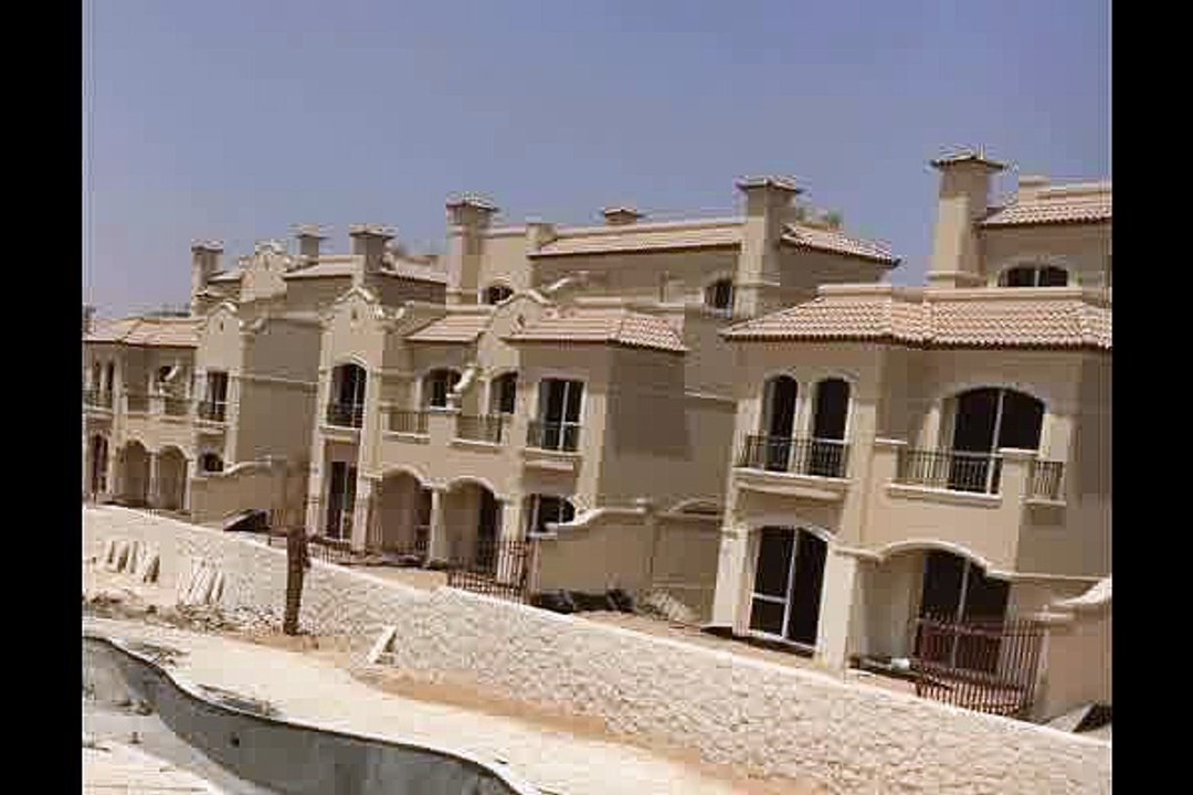 فيلا للبيع تطل على حمام سباحة و نادى – الباتيو 6