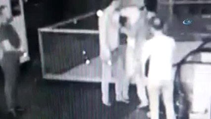 Beylikdüzü'nde Silahını Belinden Çıkarıp Tehditler Savuran Şahıs Kamerada