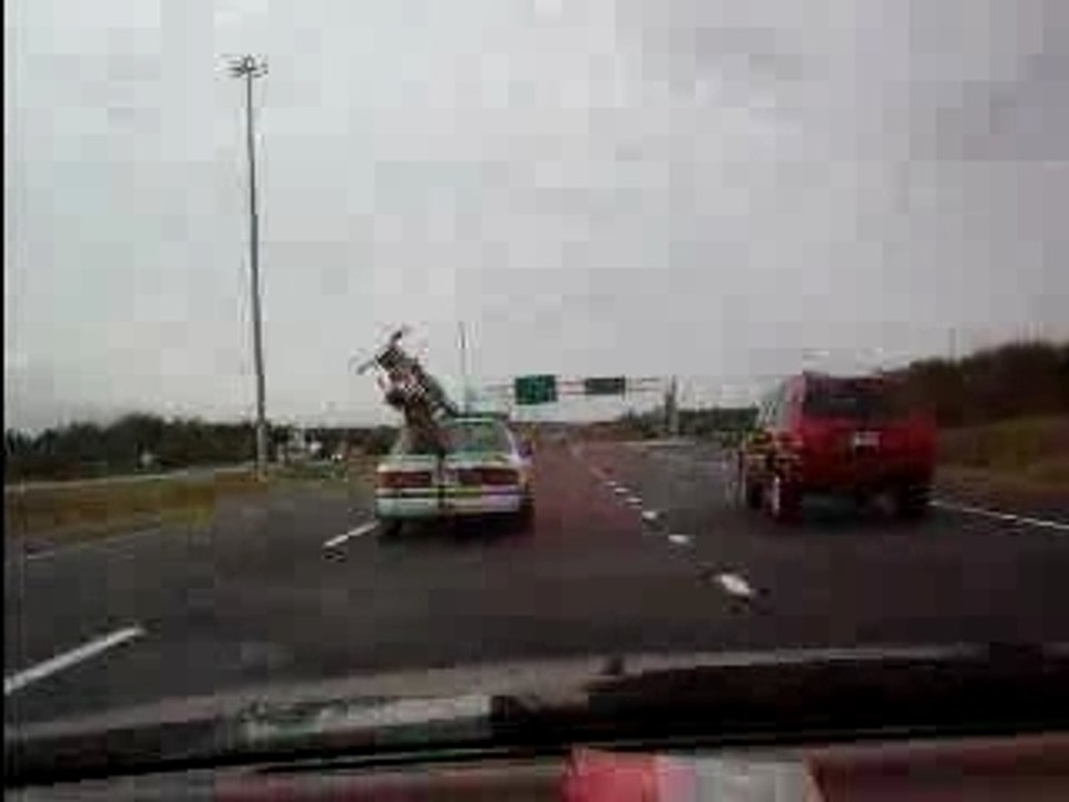 Moto sur le toit d'une voiture