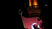 Kanlı Ay Tutulmasına Cami ve Türk Bayrağı manzarası çok yakıştı