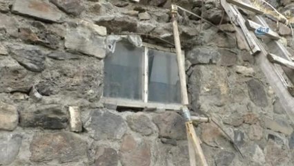 Kars'ta, Tek Odada Yaşam Mücadelesi Veriyor