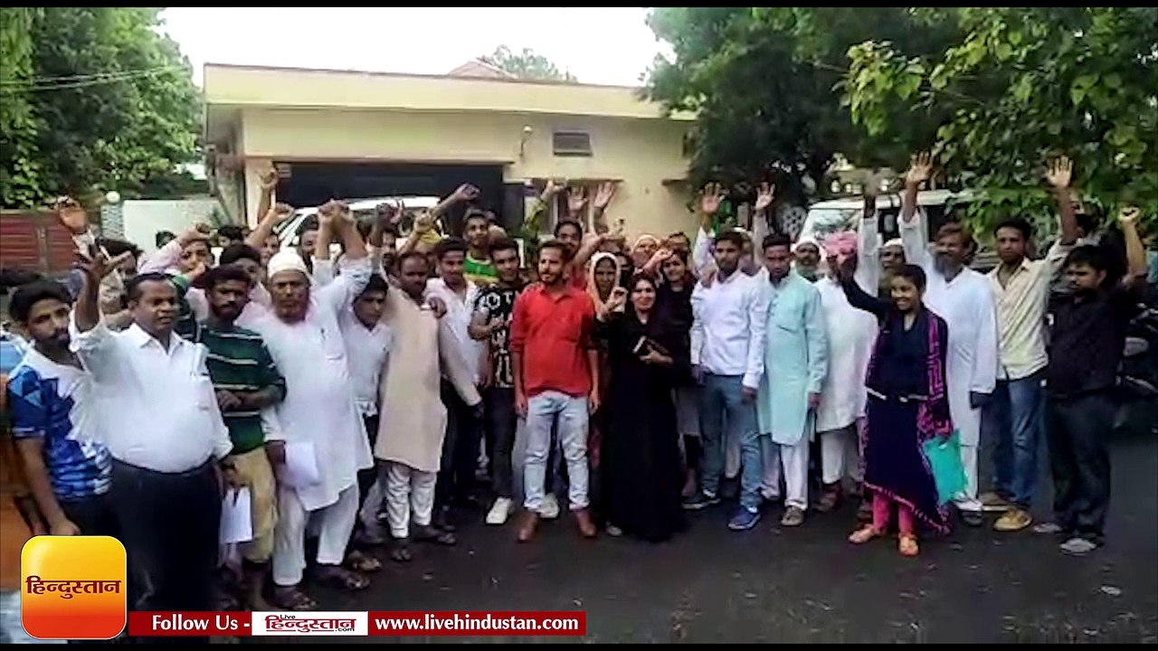 कूड़े को लेकर इंदिरा नगर के लोगों ने शनिवार को जिलाधिकारी कैंप कार्यालय पर प्रदर्शन किया