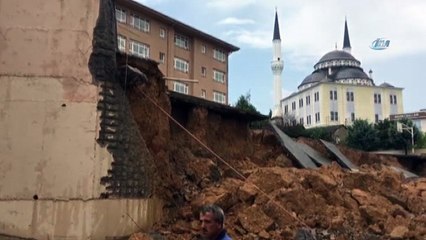 Sancaktepe'de bir okulun duvarı çöktü. Olay yerine çok sayıda itfaiye ekibi sevk edildi.