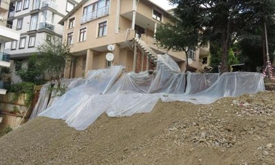 Sancaktepe'de 3 katlı bina çökme riskine karşı boşaltıldı