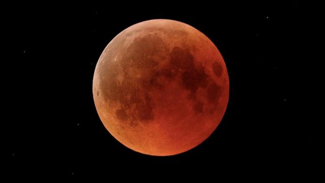 На небе взошла кровавая Луна