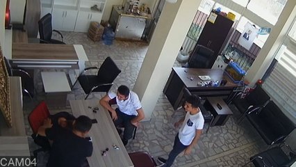 İş yerinde otururken kafasına tablo düştü