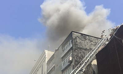 Fatih'te yangın, yol trafiğe kapatıldı