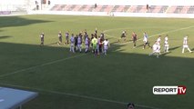 Report Tv - Ndeshje e veçantë në Vlorë/ Të burgosurit luajnë futboll me të rinjtë e Flamurtarit