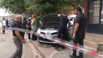 Kaza yapan otomobil doğal gaz kutusunu parçaladı